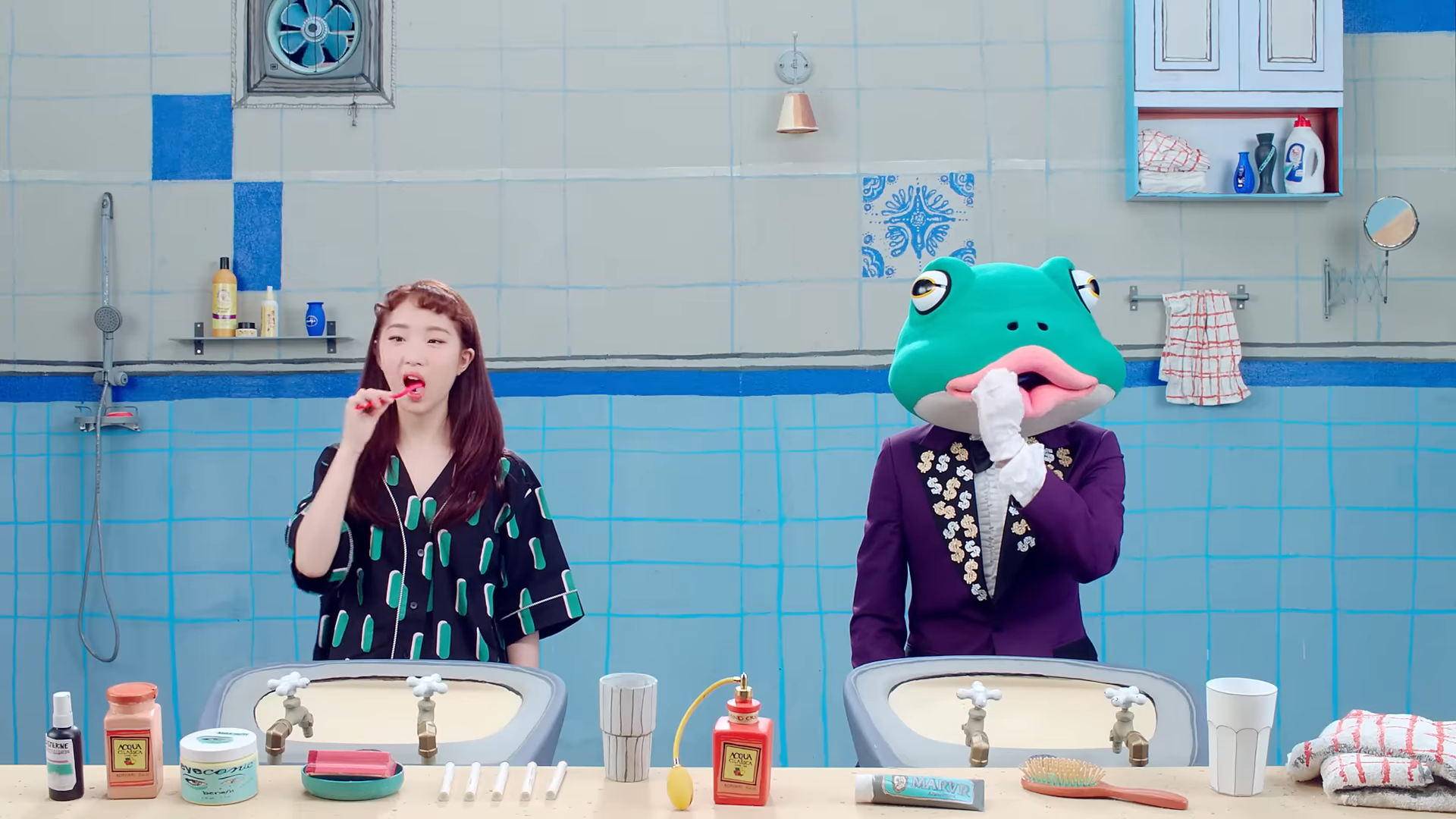 Yeojin and the frog brushing their teeth.